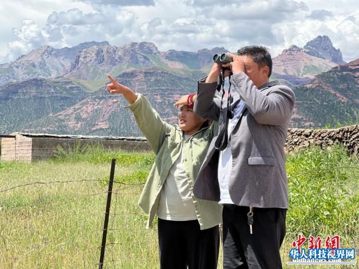 图为8月10日，义西塔生(右)和女儿一起观察野生动物。 <a target=