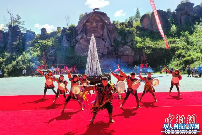 鄂伦春族人表演舞蹈。　刘迪 摄