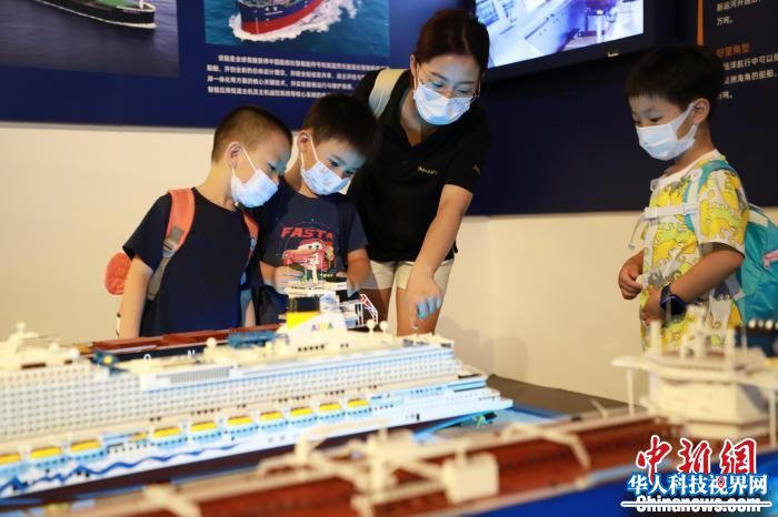 家长带孩子参观船体模型 中国航海博物馆供图